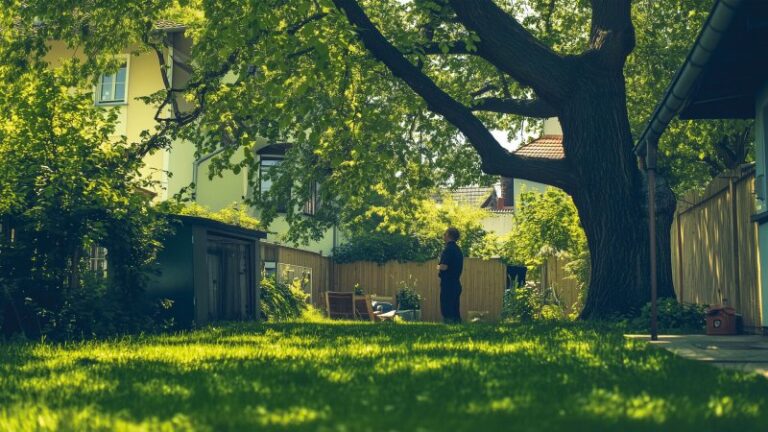 Baum auf Nachbars Grundstück: Was tun bei herüberragenden Ästen?