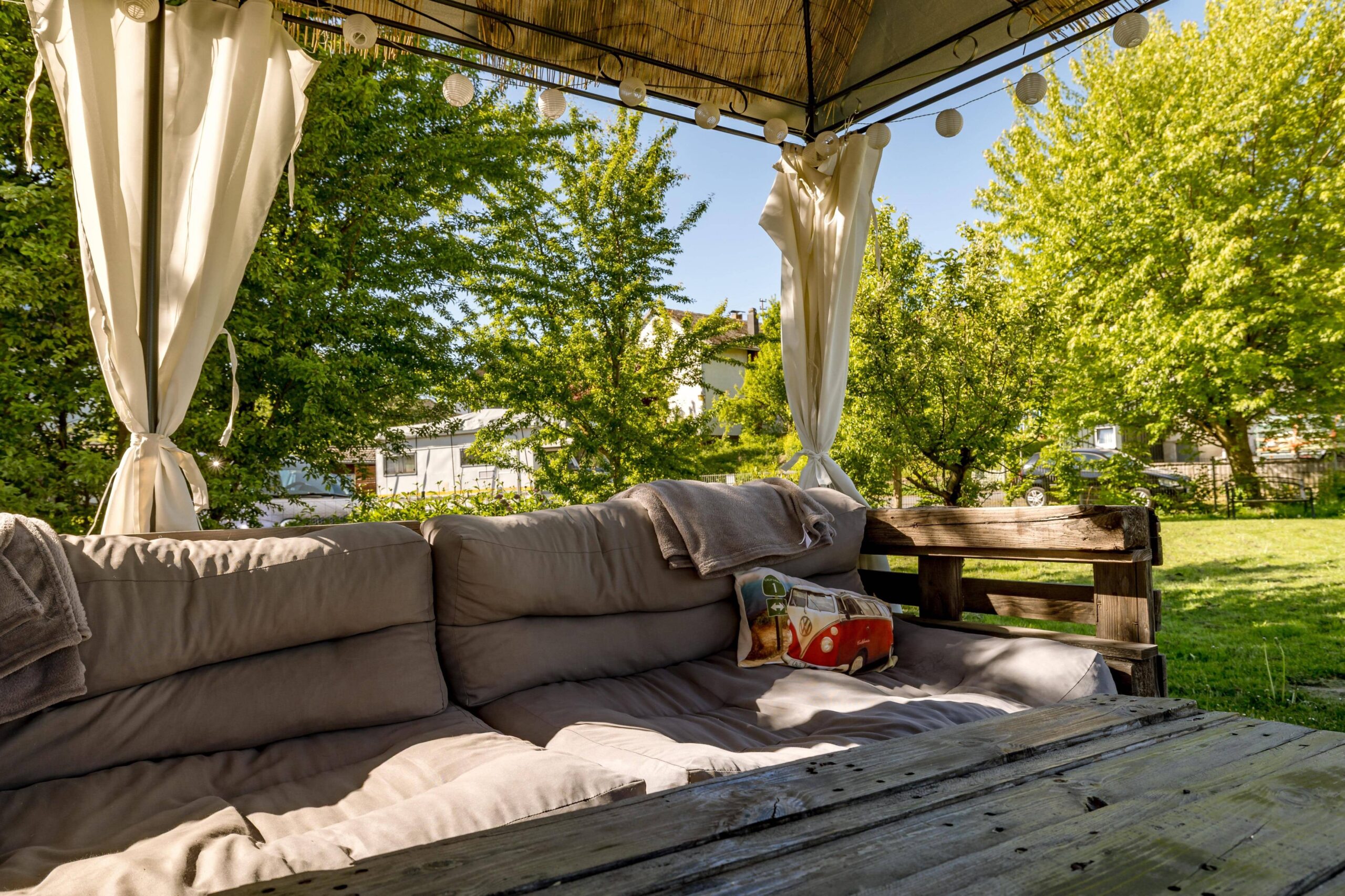 Ruhiger großer Garten