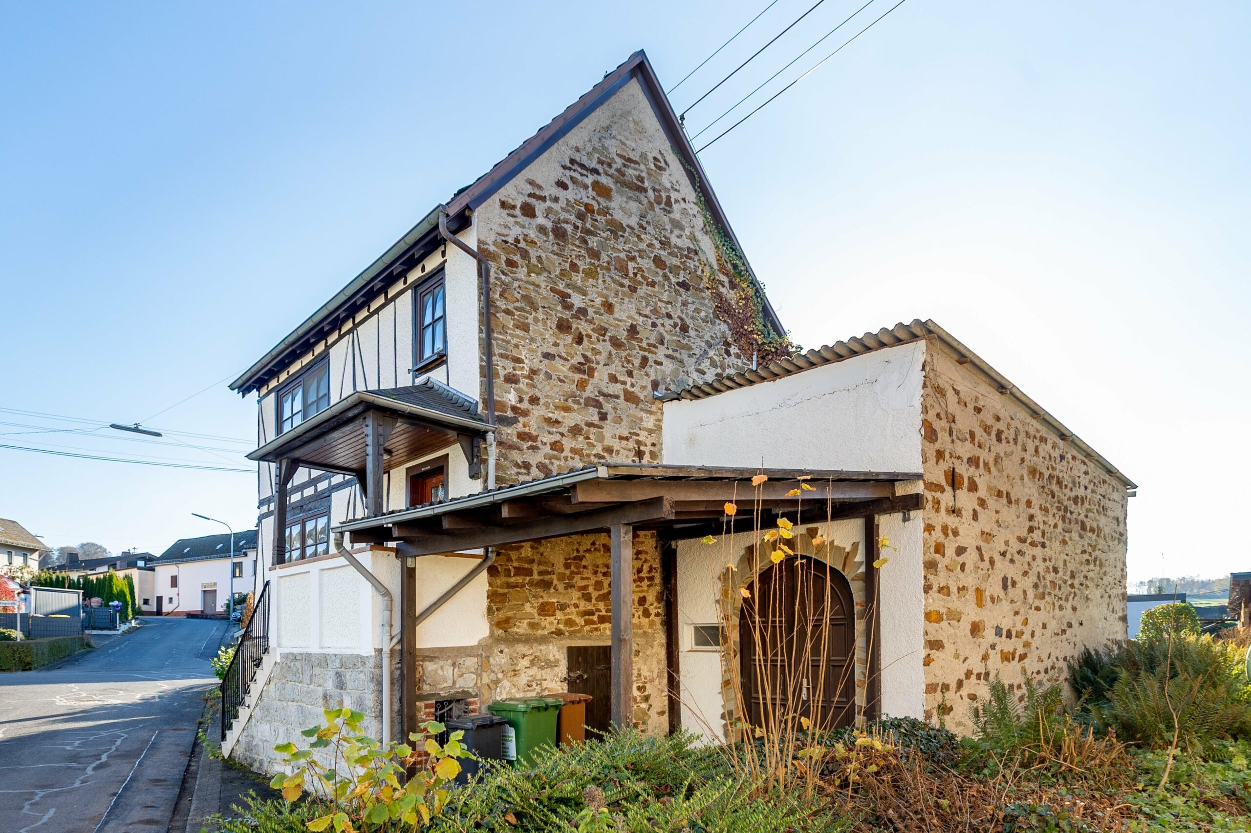 Fachwerkhaus mit Scheune und Carport