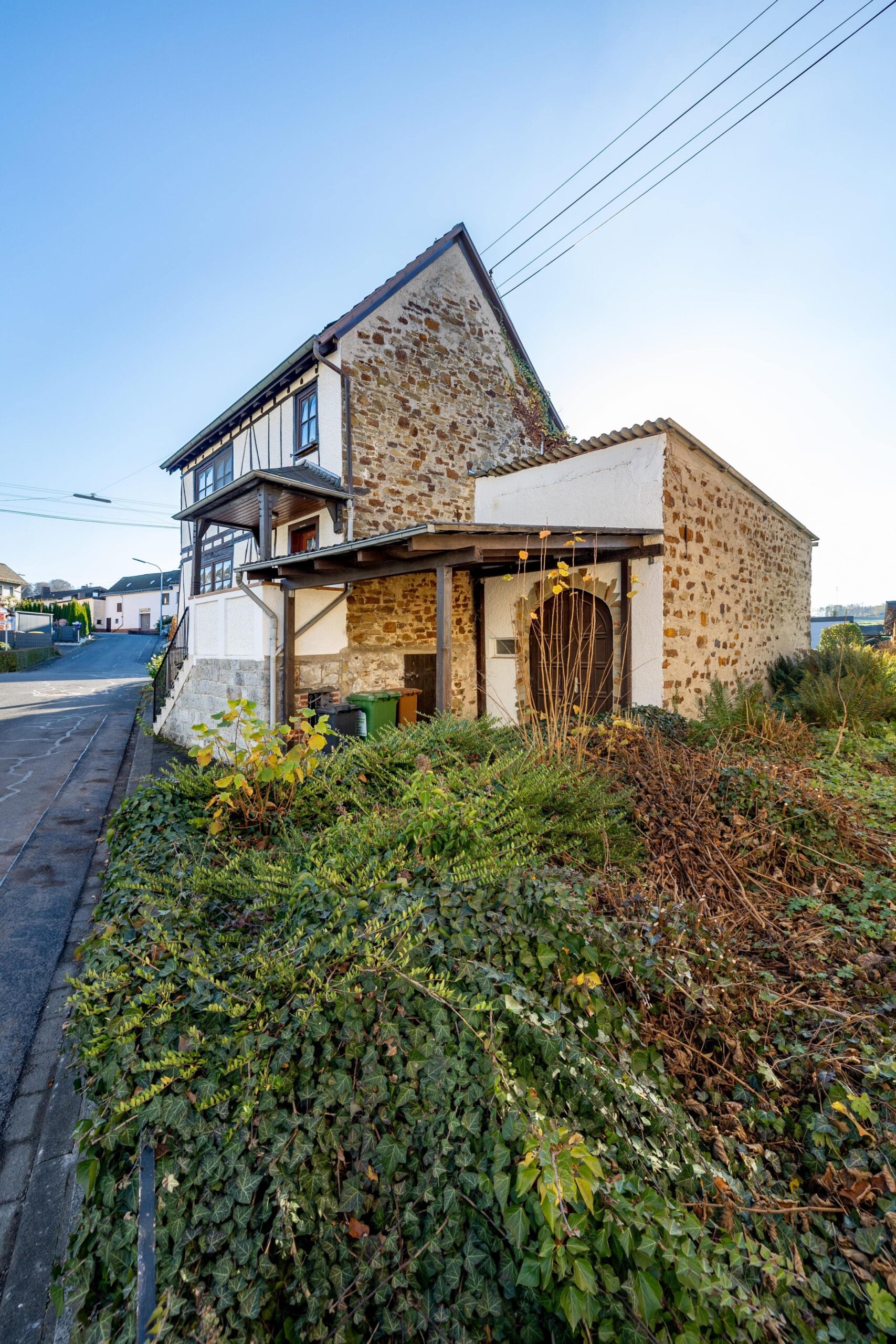 Schöne Bruchsteinfassade